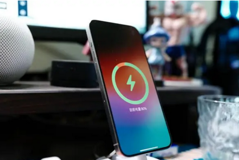 昭苏苹果15换屏服务分享用什么充电器给iPhone15充电更好 